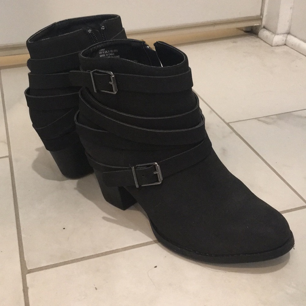 Cute zipped ankle booties